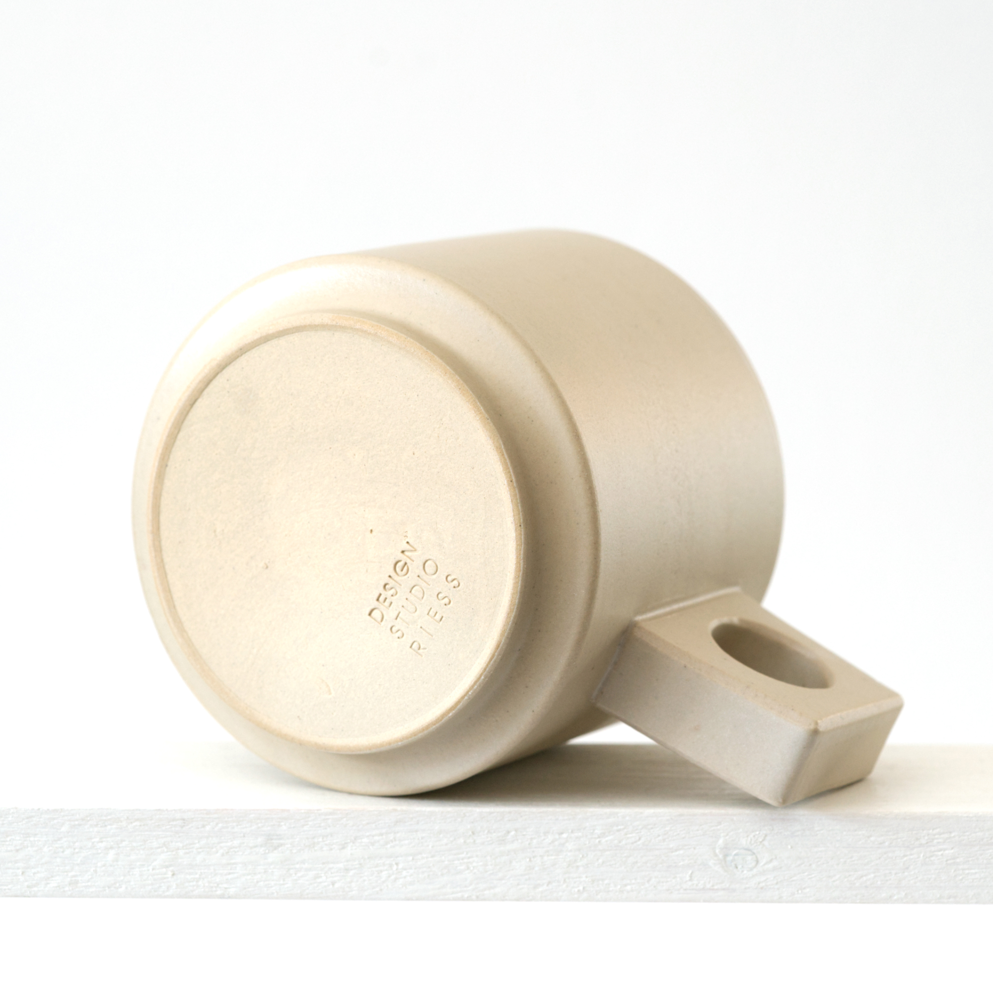 Ansicht einer großen Tasse mit geradem Henkel in Farbe "natur"