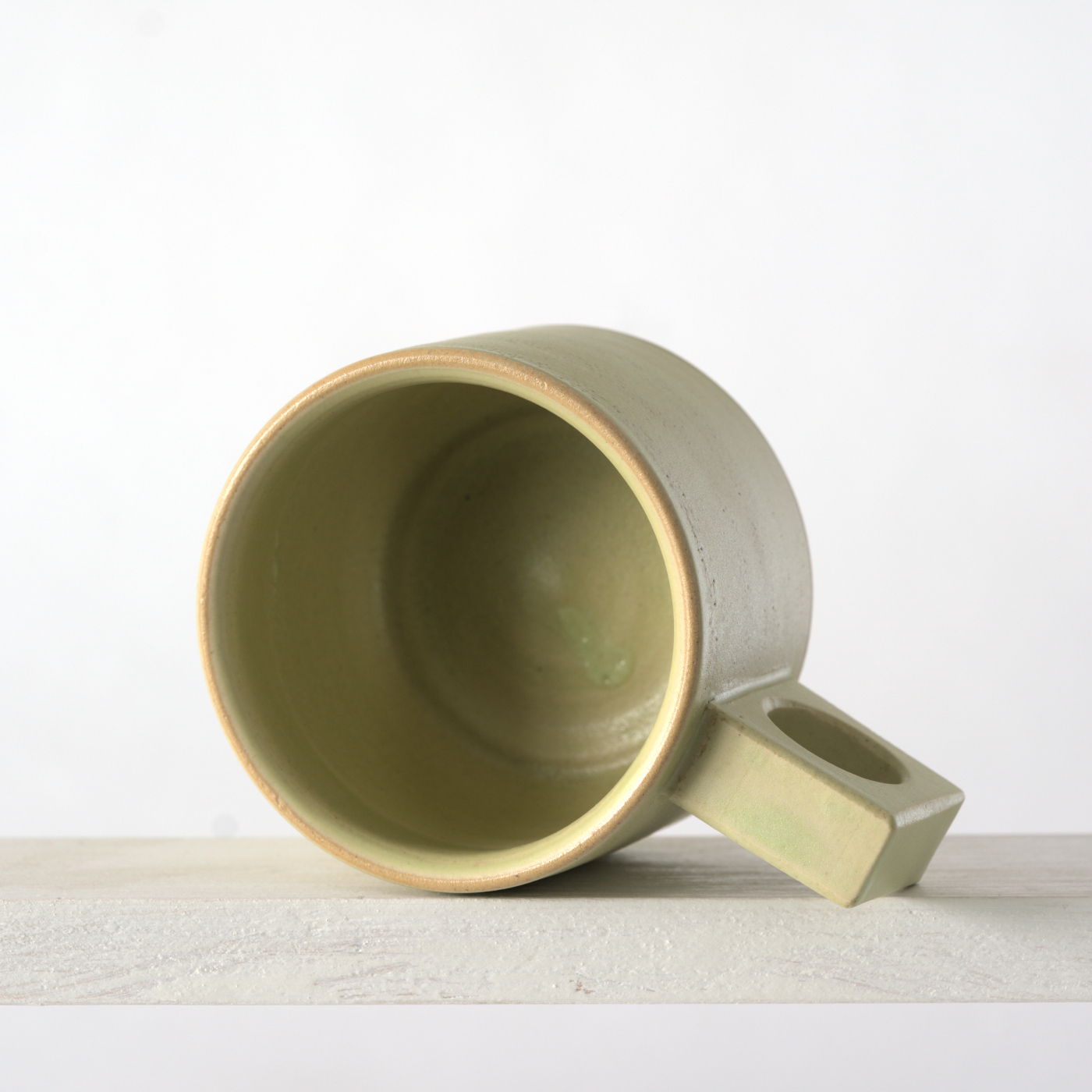 Sicht in eine kleine Tasse mit einer matten, limone Glasur