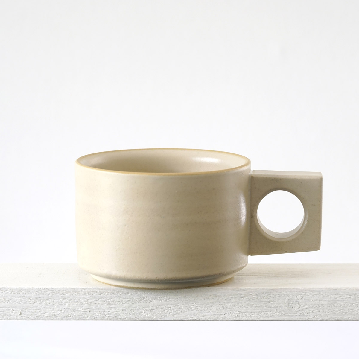 Seitenansicht einer kleinen Tasse mit einer matten, transparenten Glasur