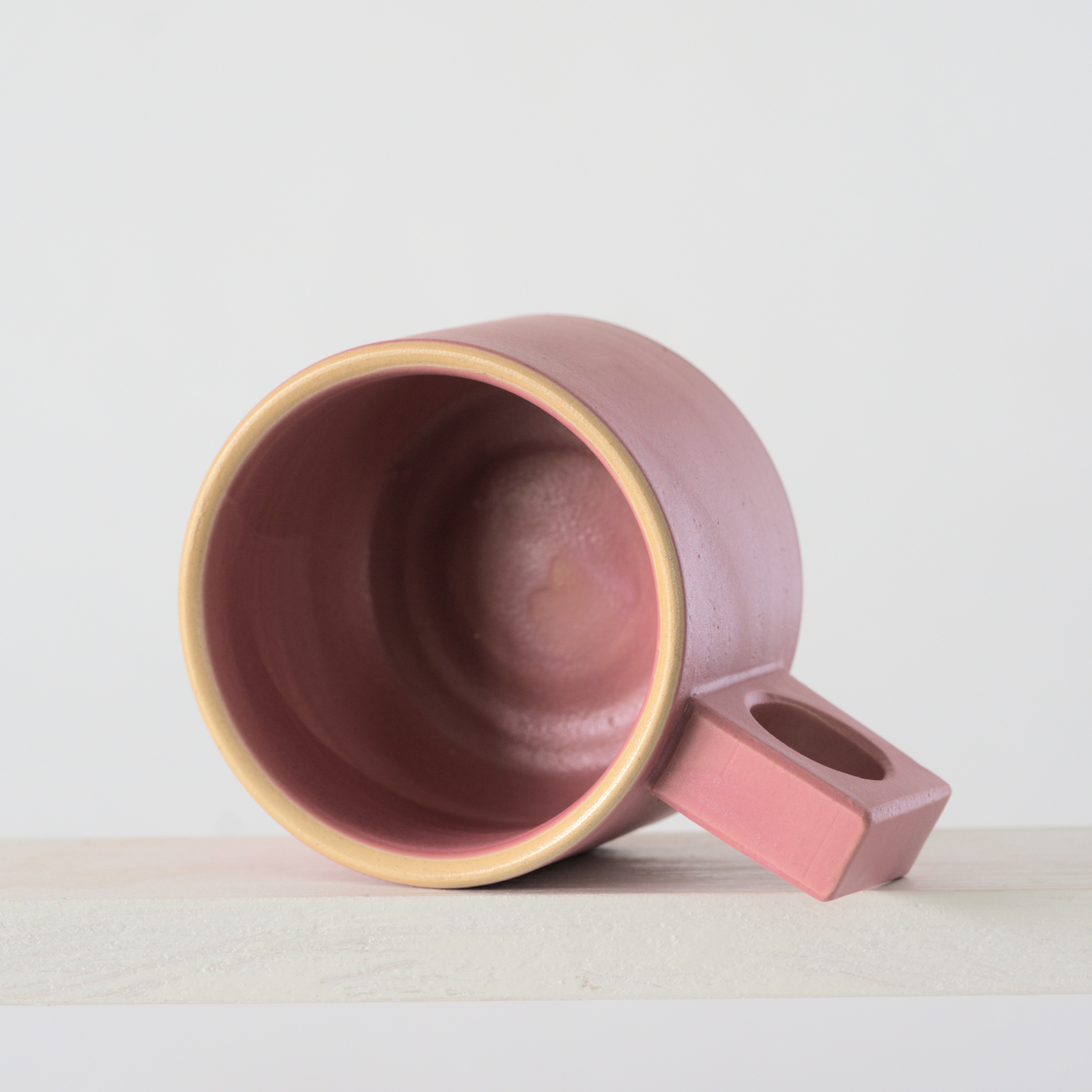 Sicht in eine kleine Tasse mit einer matten, rosa Glasur