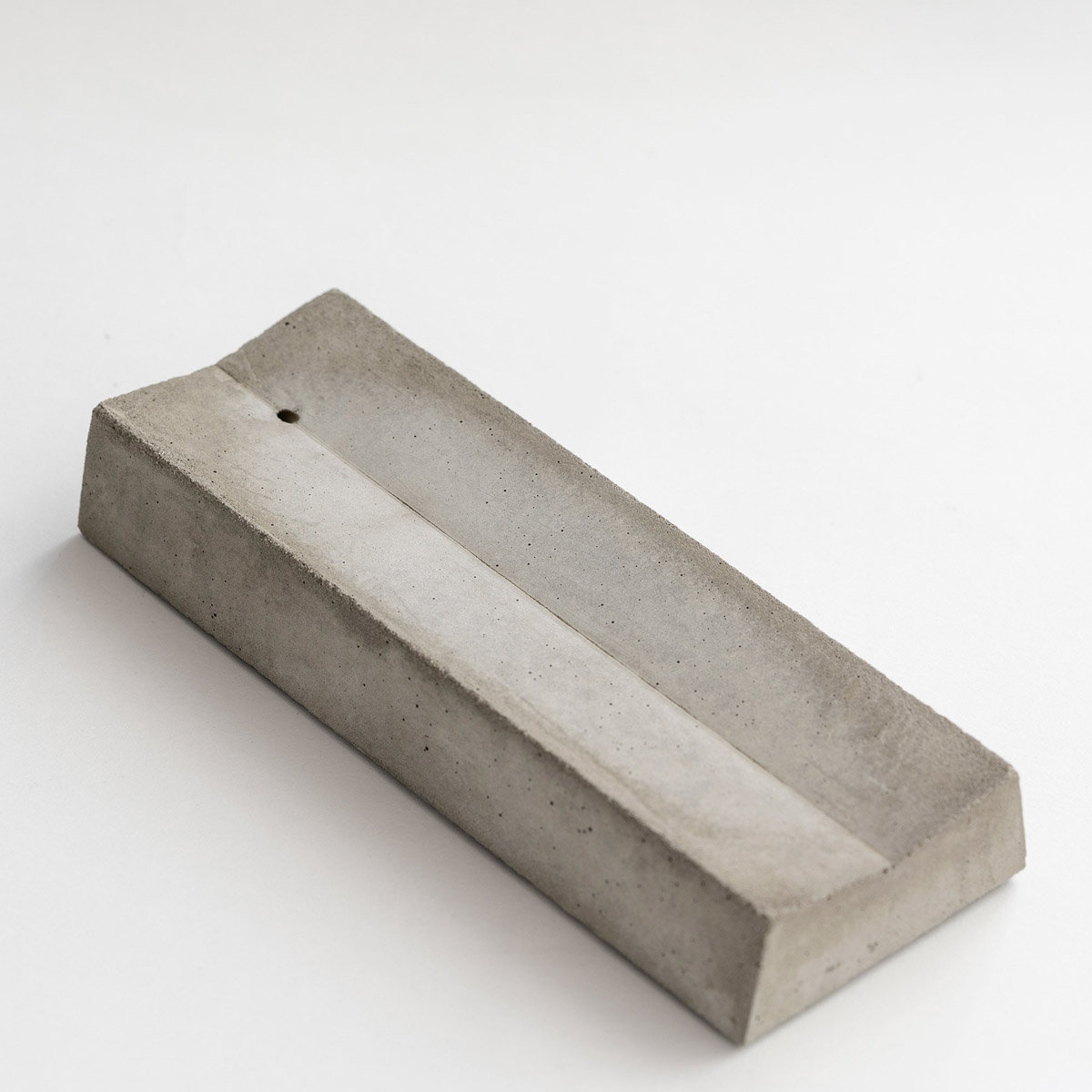 Räucherstäbchenhalter aus Beton in minimalistischem Design