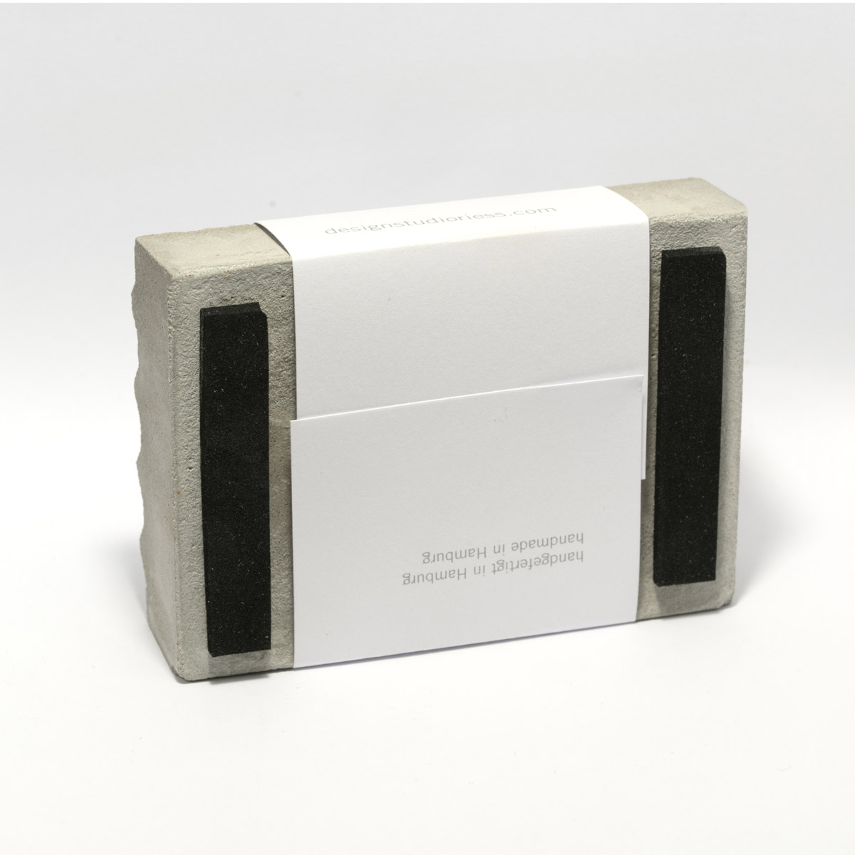 Unteransicht einer Seifenablage aus Beton mit Bandelrole