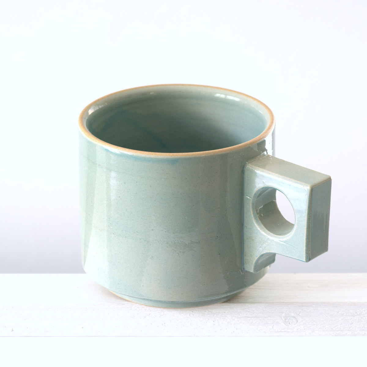 Schräge Ausicht auf eine große Tasse mit einer glänzenden, hellblauen Glasur