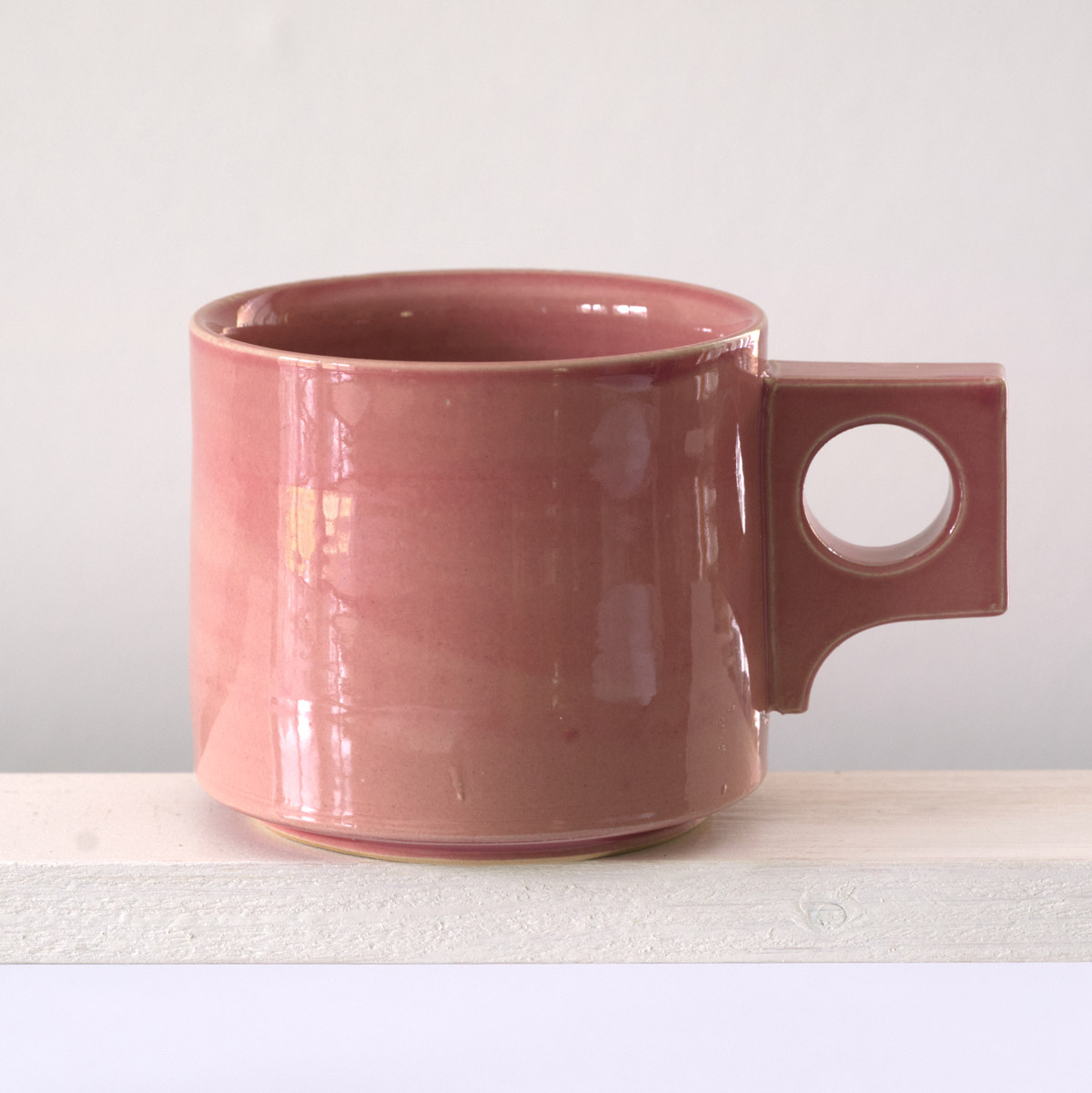 Seitenansicht einer große Tasse mit einer glänzenden, altrosefarbenen Glasur