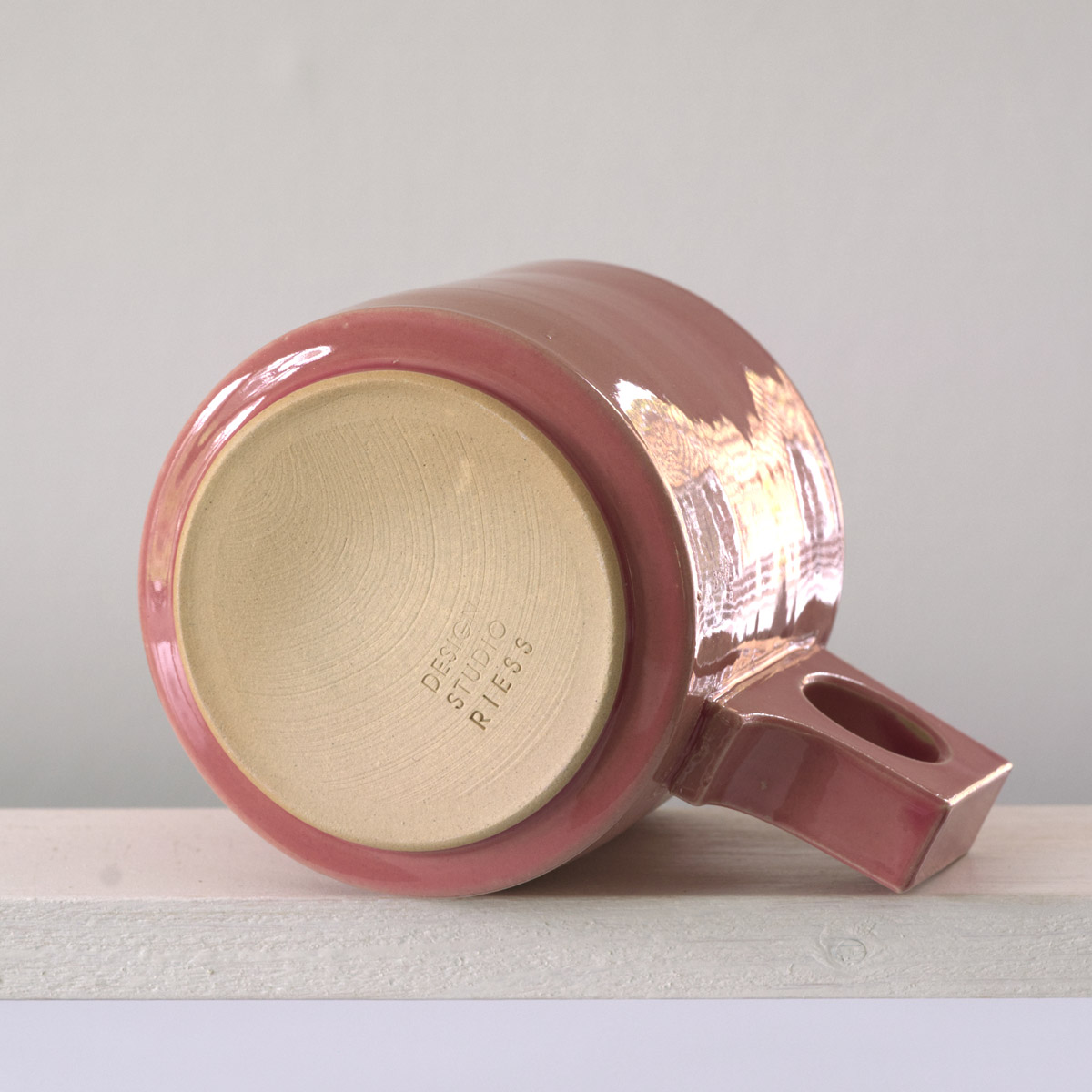 Unteransicht einer große Tasse mit einer glänzenden, altrosefarbenen Glasur