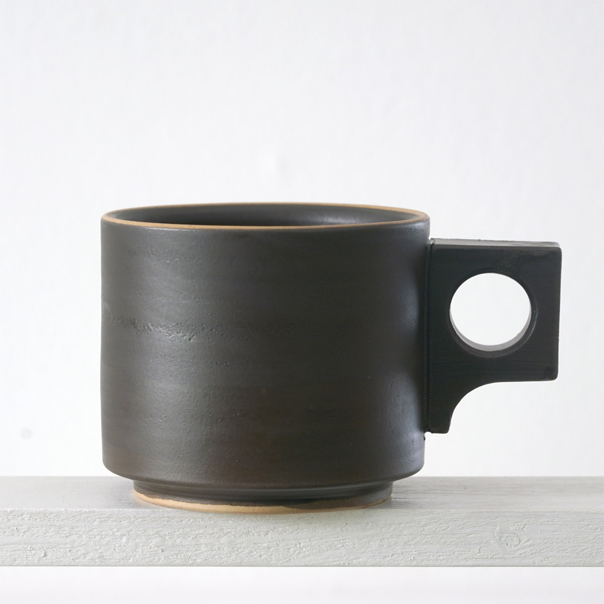 Seitenansicht einer große Tasse mit einer matten, dunklen mokkafarbenen Glasur