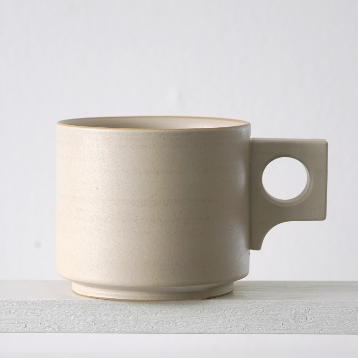 Seitenansicht einer große Tasse mit einer matten, farblosen Glasur