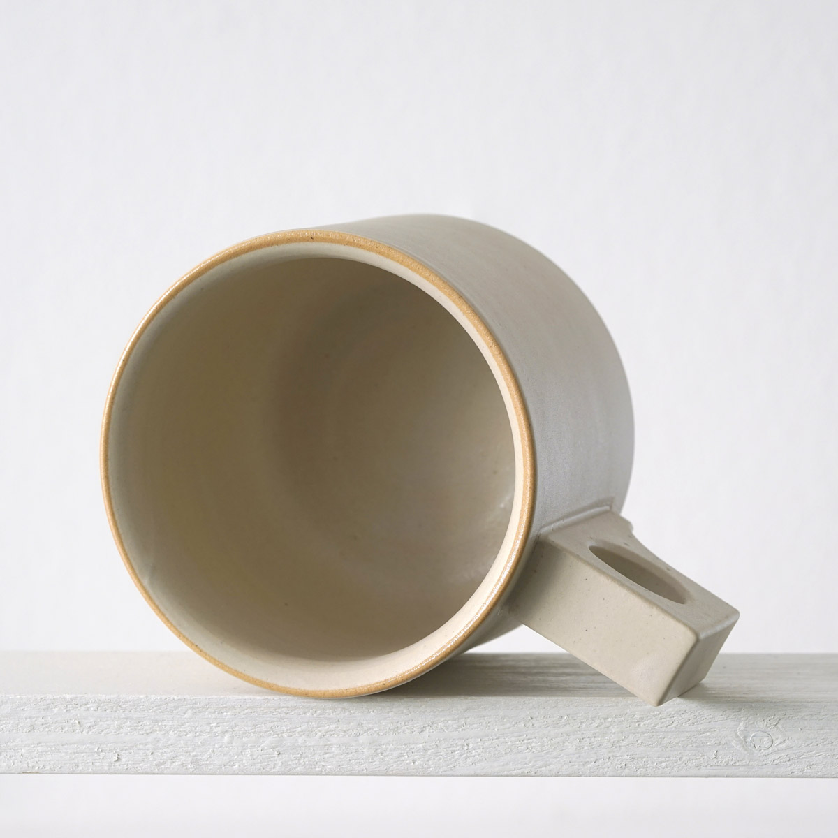 Sicht in eine große Tasse mit einer matten, farblosen Glasurn eine 