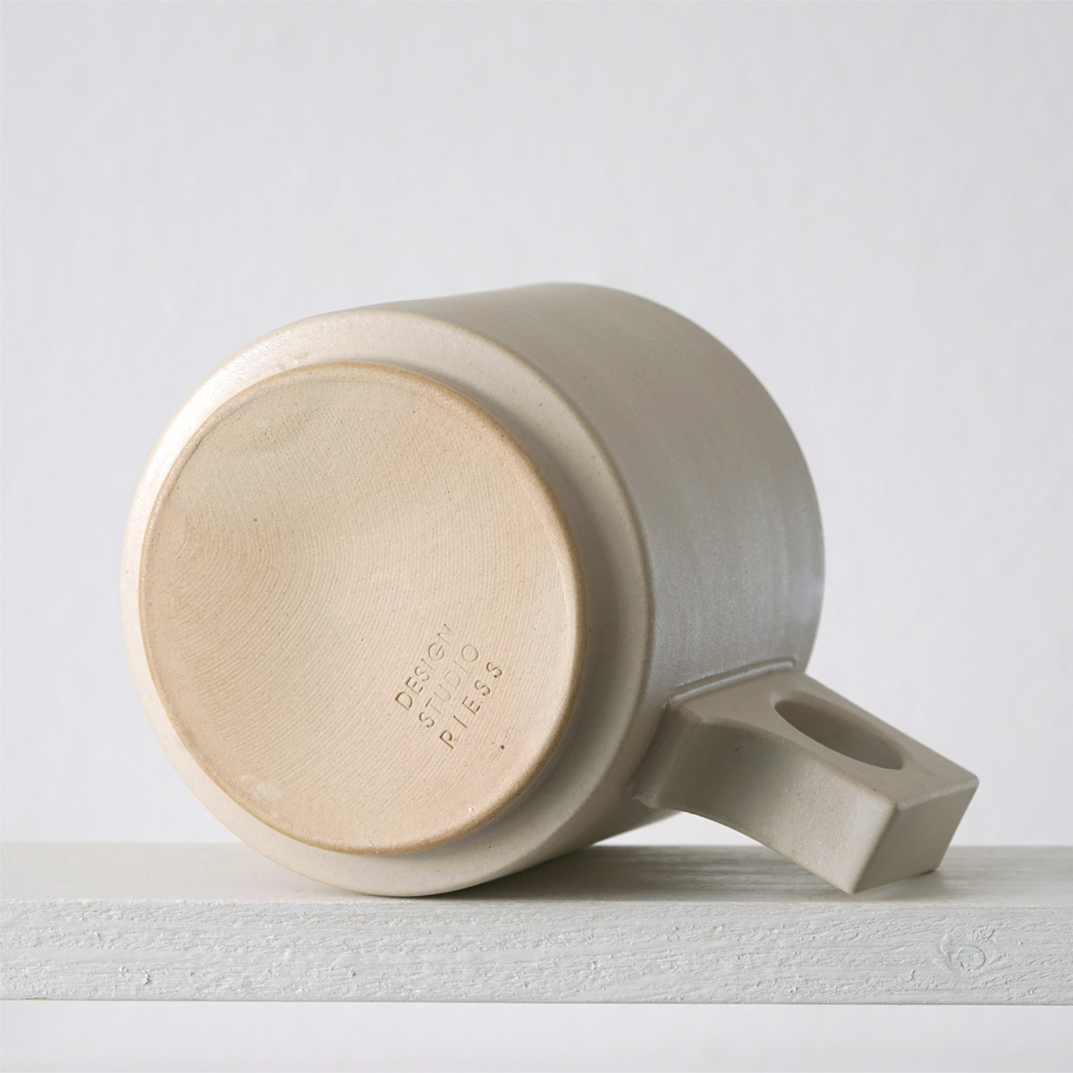 Unteransicht einer große Tasse mit einer matten, farblosen Glasur