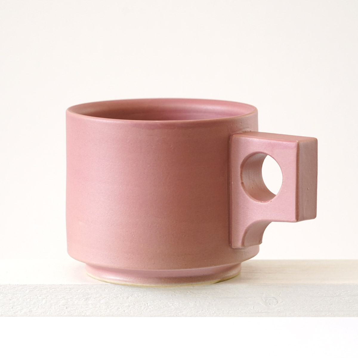 Schräge Ausicht auf eine große Tasse mit einer matten, altrosefarbenen Glasur