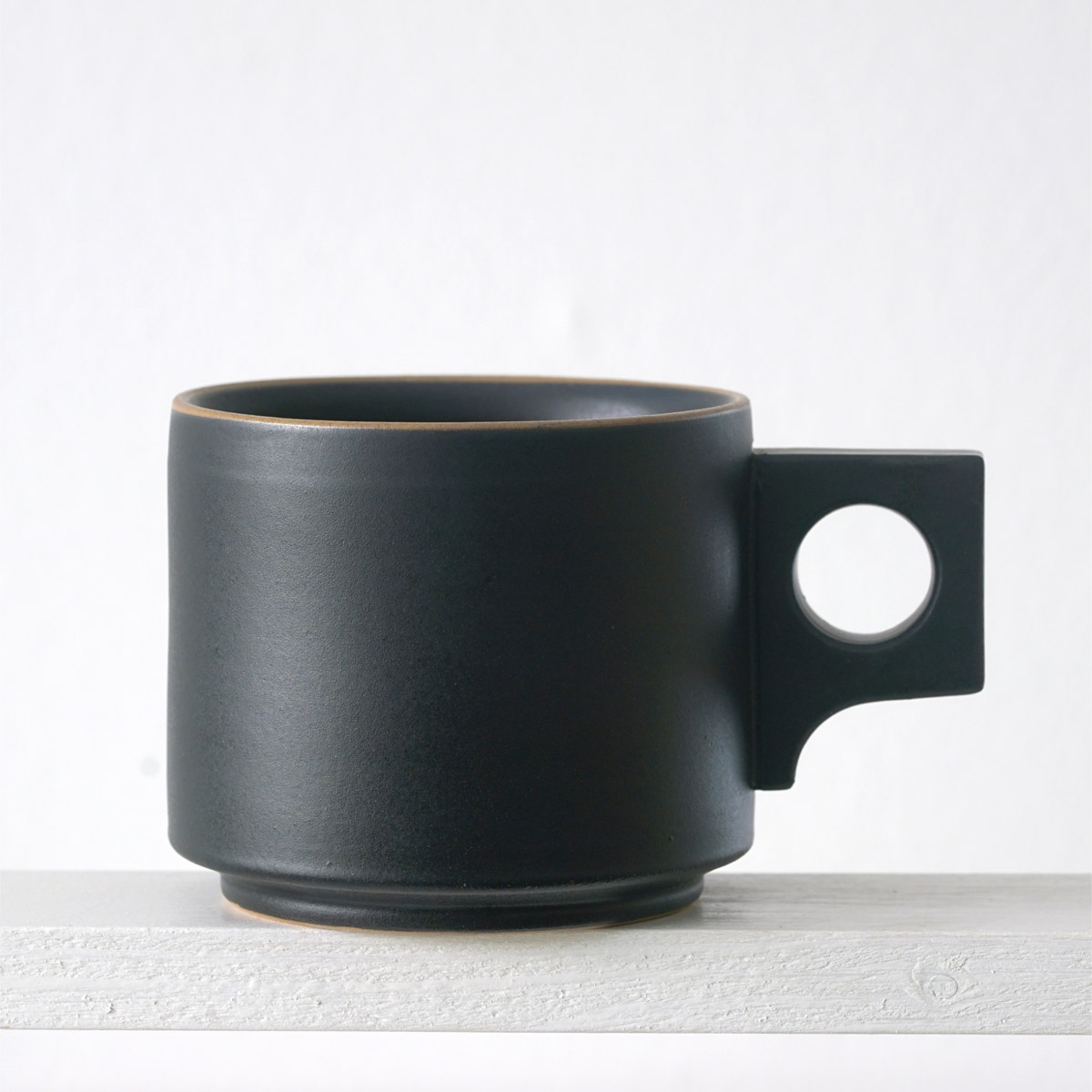 Seitenansicht einer große Tasse mit einer matten, schwarzen Glasur