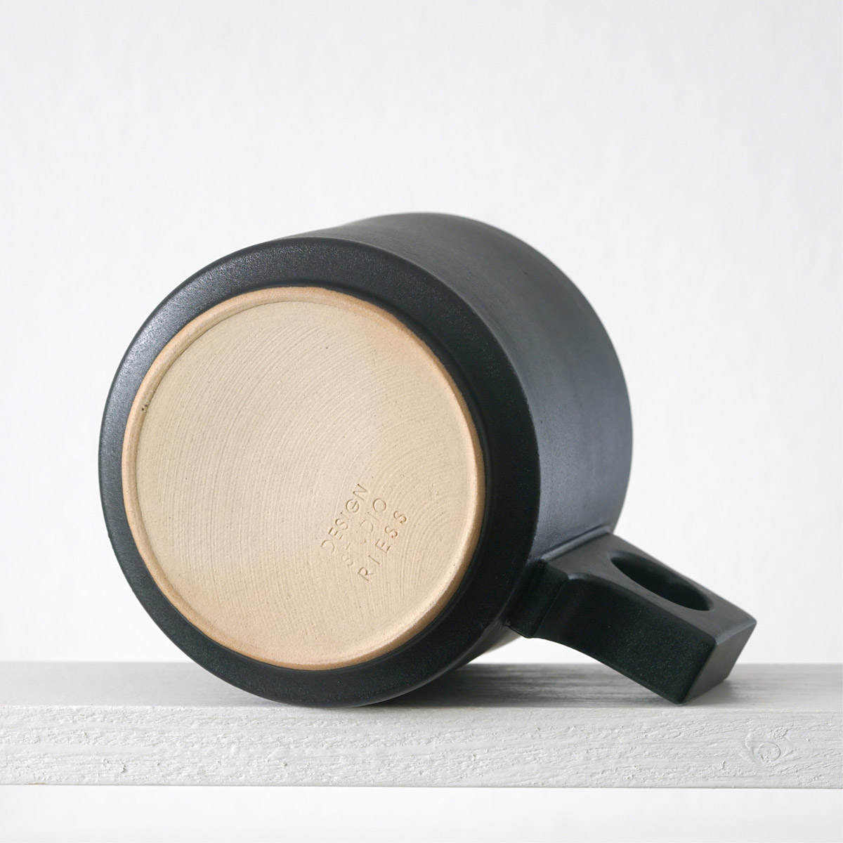 Unteransicht einer große Tasse mit einerur matten, schwarzen Glasur